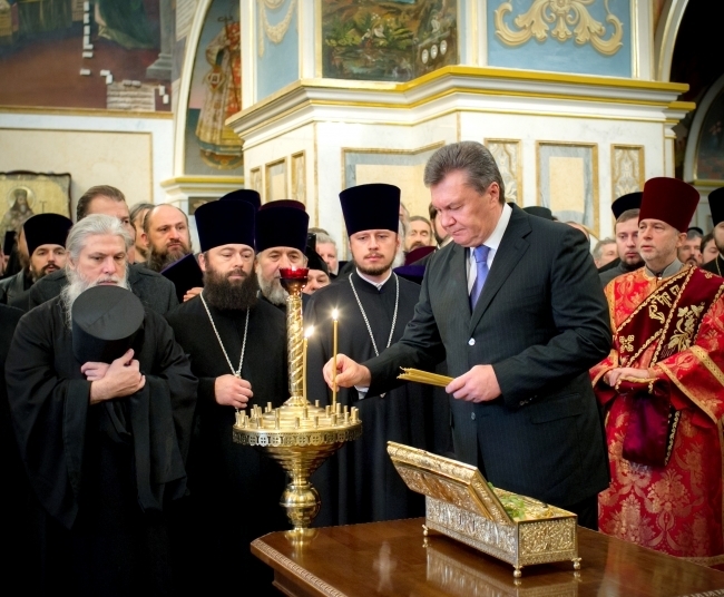 Янукович у Лаврі вклонився мощам Георгія Побідоносця з гори Афон