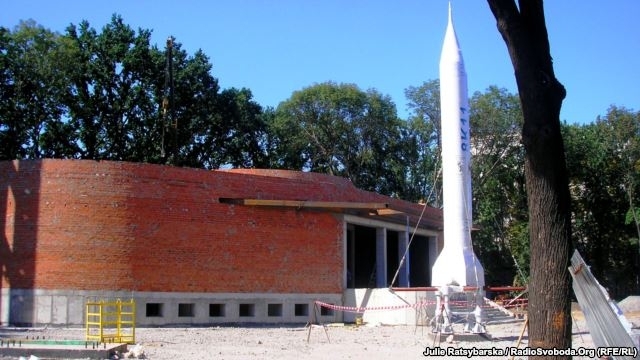 У центрі Дніпропетровська встановили балістичну ракету