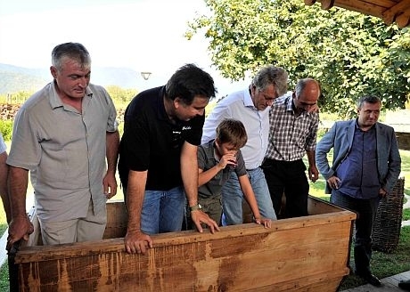 Ющенко допоміг Саакашвілі чавити виноград на вино (відео)