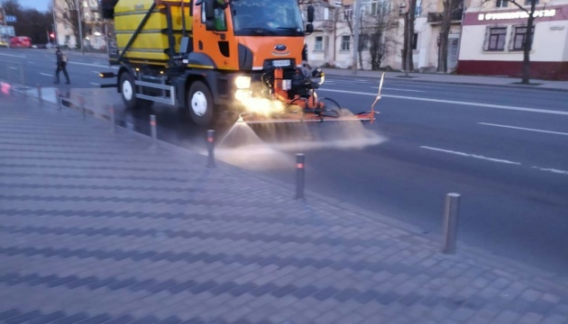 Как моют дороги, остановки и подземные переходы в Киеве