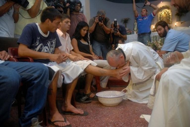Папа Франциск перед Пасхою обмиє ноги в'язням