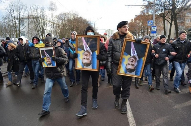 В Луцке забастовщики таки повесили Януковича на 