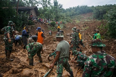 Кількість жертв повеней в Індонезії виросла до 35 людей
