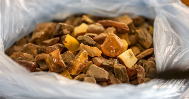 В Ровно во время обыска автомобиля полиция обнаружила около 55 кг янтаря-сырца