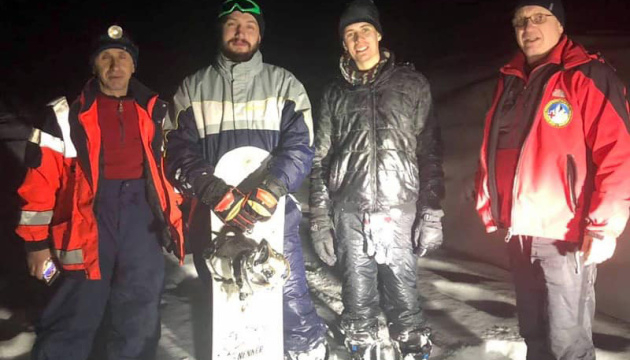 Закарпатские спасатели нашли заблудившихся в горах сноубордистов