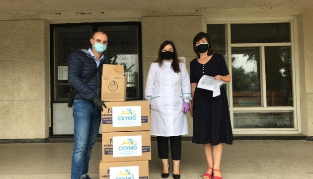 Молодежь диаспоры передала помощь больнице в Черновицкой области