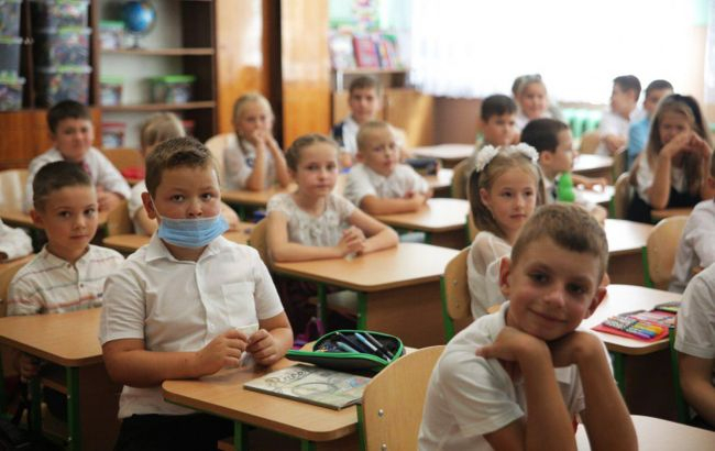 Більшість українських школярів негативно оцінили дистанційне навчання та хочуть повернутися у класи 