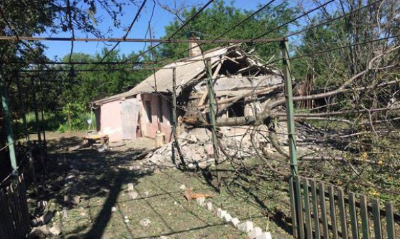 На Донеччині бойовики обстріляли два села: пошкоджено вулиці, підстанцію, гуртожиток та будинки

