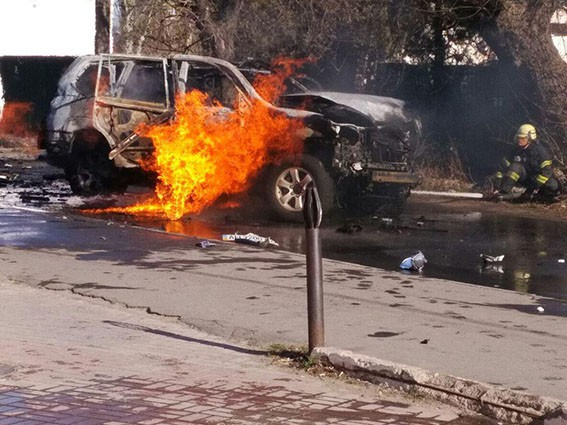 В центре Мариуполя взорвалось авто с военным, водитель погиб на месте - ВИДЕО