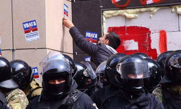 Полиция и Нацгвардия усилили защиту отделения Сбербанка в Харькове, где проходит пикет