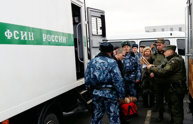 12 заключенных из тюрем оккупированного Крыма передали Украине
