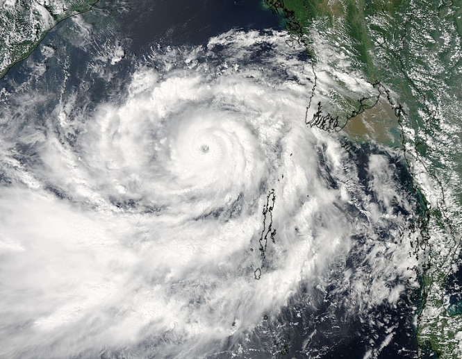 В Индии эвакуировали 800 тысяч человек из-за угрозы разрушительного циклона