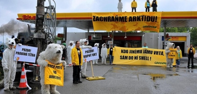 Greenpeace заблокував заправки Shell в Чехії та Нідерландах
