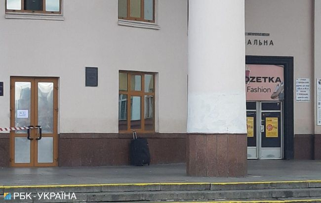 В Киеве возле вокзала нашли подозрительный чемодан, станцию ​​метро закрыли