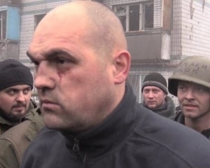 Терористи у Донецьку водять полонених 