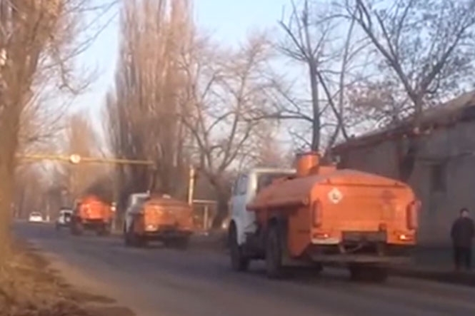 Жители Макеевки зафиксировали колонну бензовозов из российского 