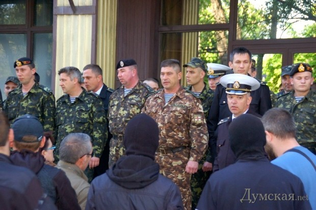 В Одессе пророссийские митингующие пикетировали здание ВМС, где их встретили пехотинцы