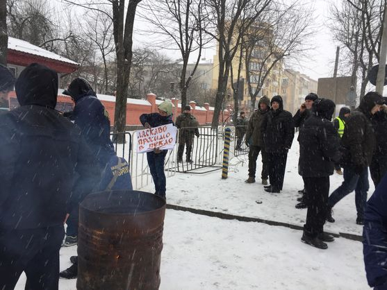 Вибори президента РФ: біля російського генконсульства у Львові палять шини