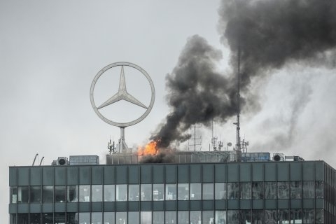 В Берлине вспыхнуло здание компании Mercedes