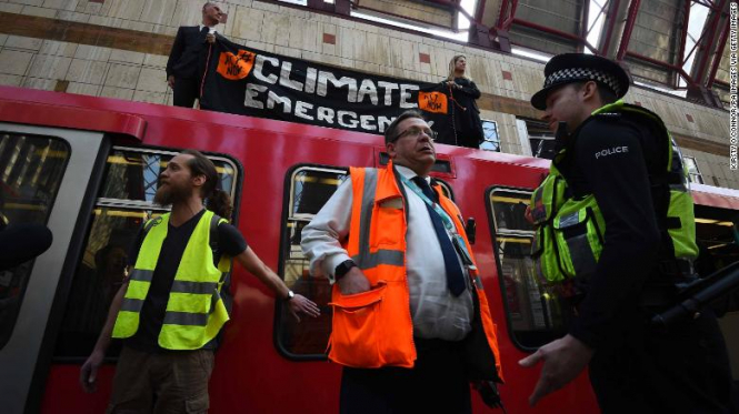 У Лондоні “кліматичні” активісти прив'язують себе до поїздів метро, - ФОТО