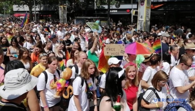 В Берлине проходит традиционный парад ЛГБТ