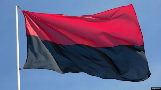 Боец ВСУ установил красно-черный флаг у позиций оккупантов на Донбассе