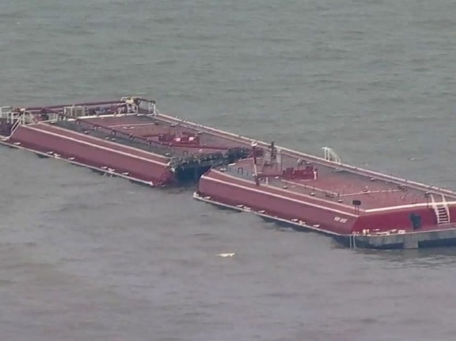 У США зіткнувся танкер із баржами, стався великий витік нафтопродуктів