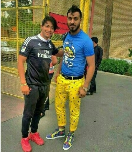 Футболіста збірної Ірану дискваліфіковано на півроку через яскравий колір штанів