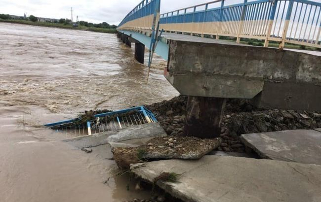 В Ивано-Франковской области смыло мост, который восстанавливали семь лет