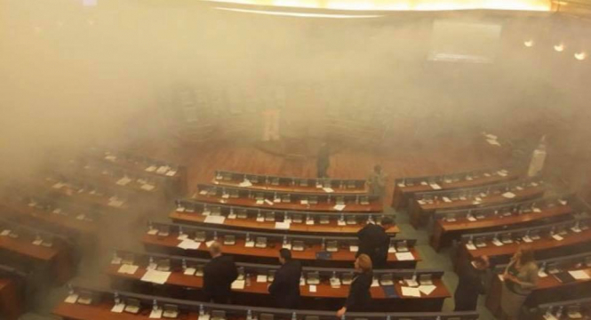 В Косово в здании парламента распылили слезоточивый газ