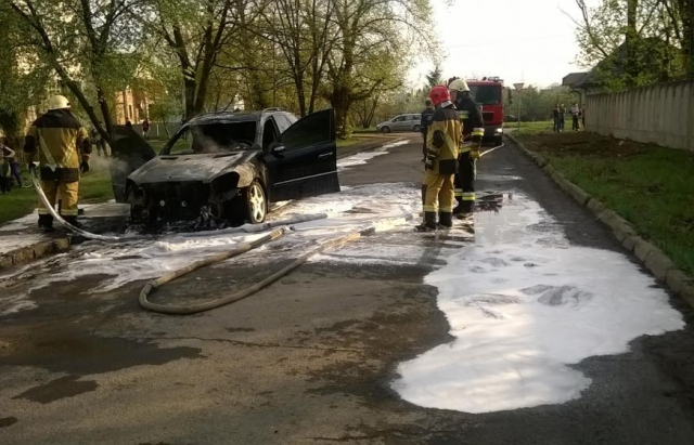 На Закарпатье сожгли Mercedes-Benz полковника полиции, - СМИ