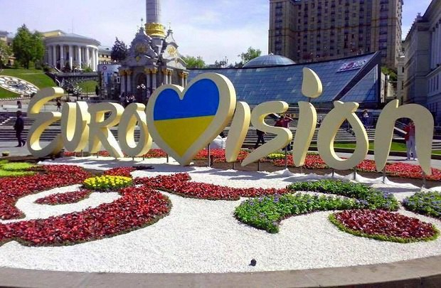 В Киеве на Майдане разрушили клумбу с символикой Евровидения
