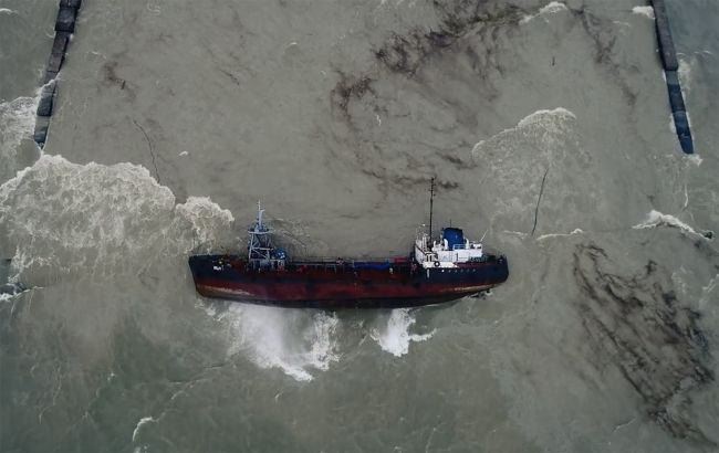 В Одессе возле затопленного танкера 