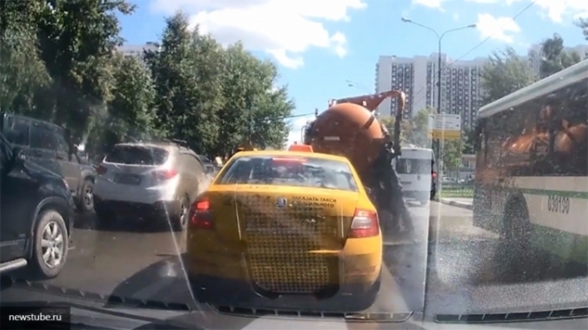 В Москве взорвалась автоцистерна с фекалиями, затопив улицу нечистотами - ВИДЕО