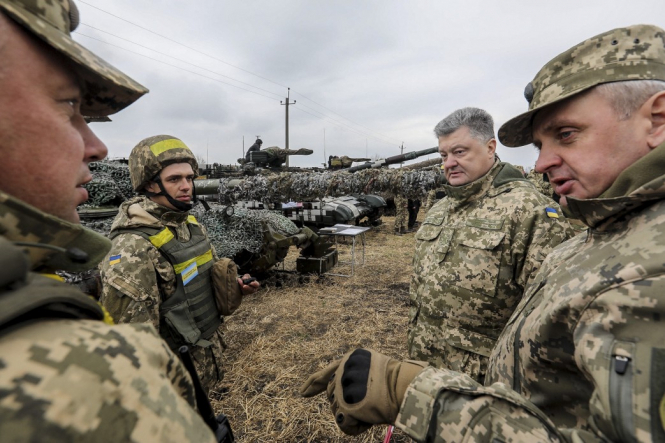 У 2017 році в зоні АТО загинули 69 військових, – Порошенко