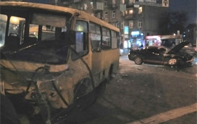 В Киеве мажор на спортивной Ford Mustang выехал на встречную полосу и протаранил автобус