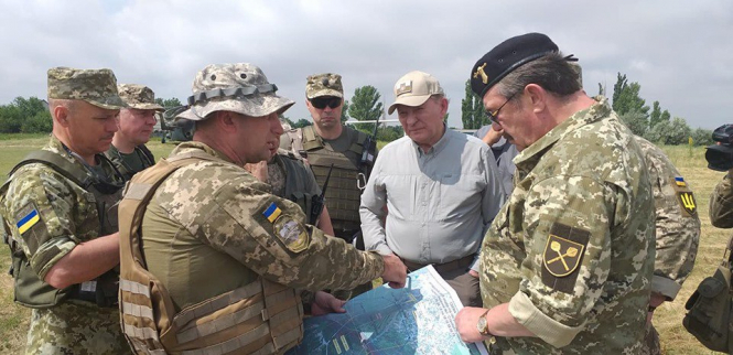 Кучма проинспектировал разведения сил у Станицы Луганской