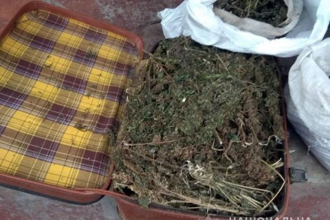 У жителя Донецкой области нашли чемодан конопли