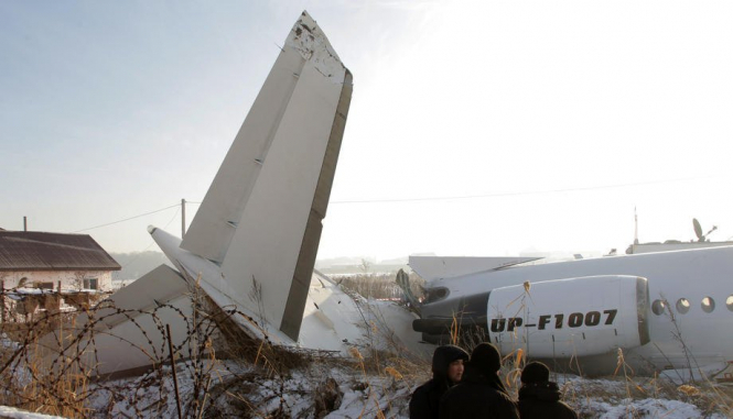 У Казахстані пасажирський літак впав під час зльоту і врізався в будівлю