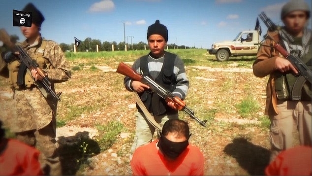 На стороне Исламского государства воюют подростки: они обезглавили 8 заложников, - фото