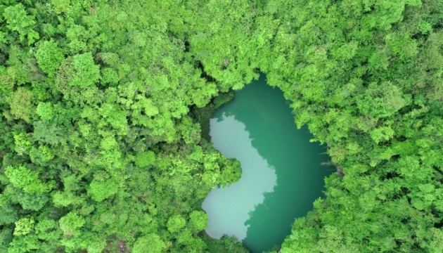 В Китае нашли озеро-сердце
