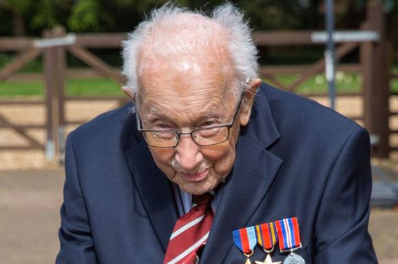 99-річний ветеран британської армії Том Мур вирішив допомогти медикам, які борються з коронавірусом