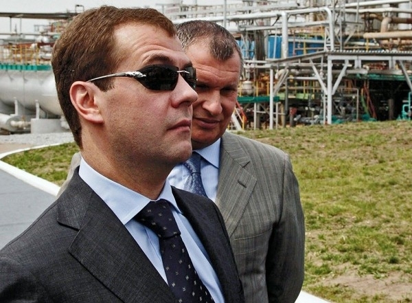 Прем'єр Медведєв носить жіночі сонцезахисні окуляри (фото)