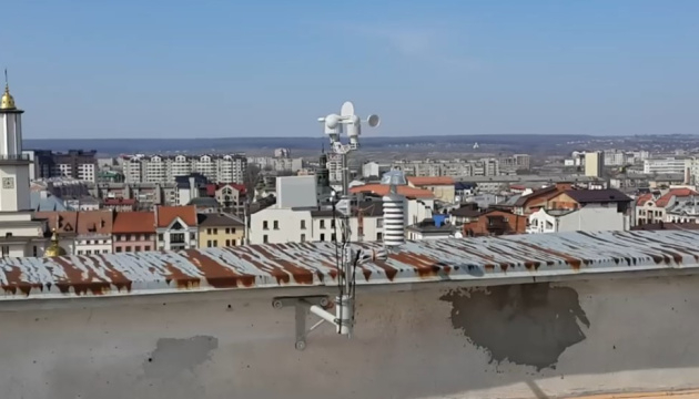 Во Франковске на крыше здания горсовета установили метеостанцию