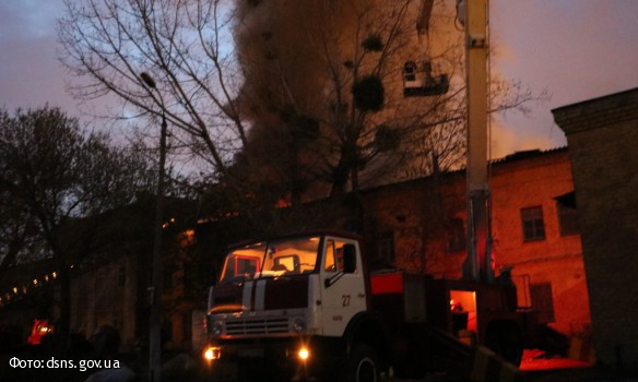В Киеве горело складское помещение в промзоне