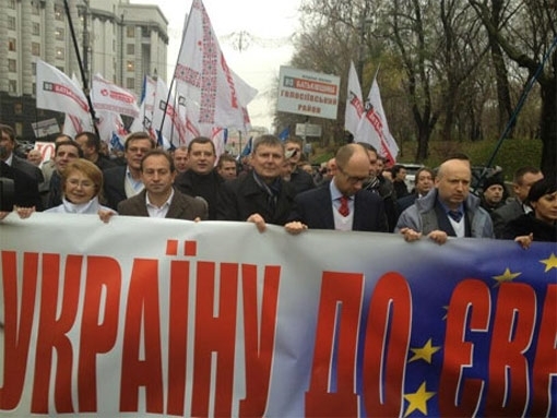 В Киеве начались шествие и митинг в поддержку евроинтеграции