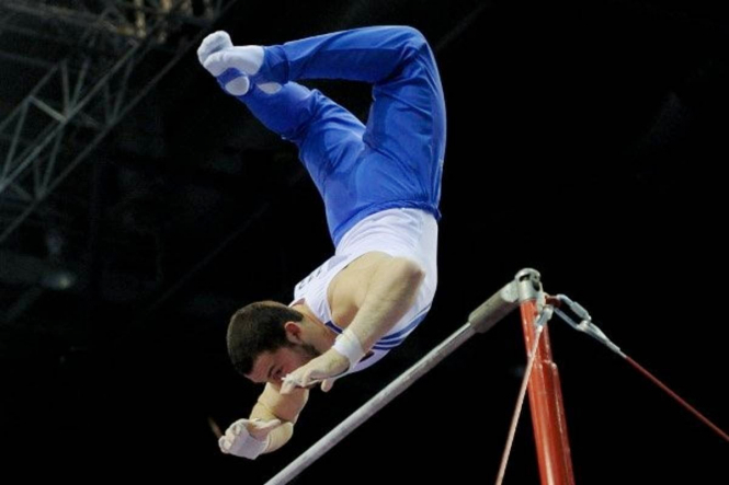 Британський гімнаст встановив світовий рекорд у сальто на перекладині, – ВІДЕО