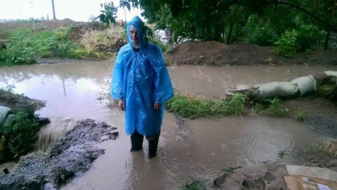 Через зливу біля Маріуполя затопило бліндажі українських військових, - фото