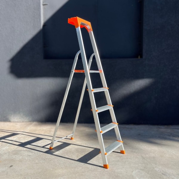 Складні сходи в Технопром – безпека та зручність у висотних роботах