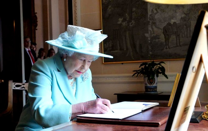 Елизавета II приняла закон об отсрочке Brexit